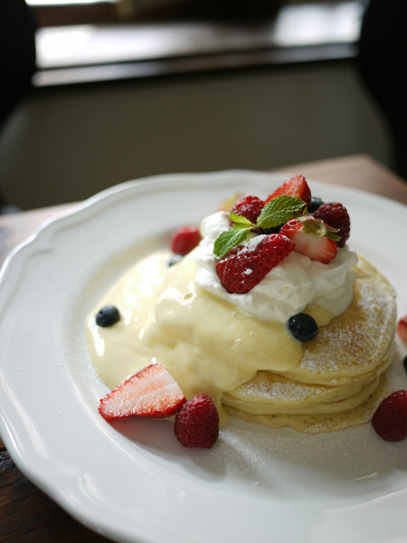3種のベリーとカスタードソースのパンケーキ