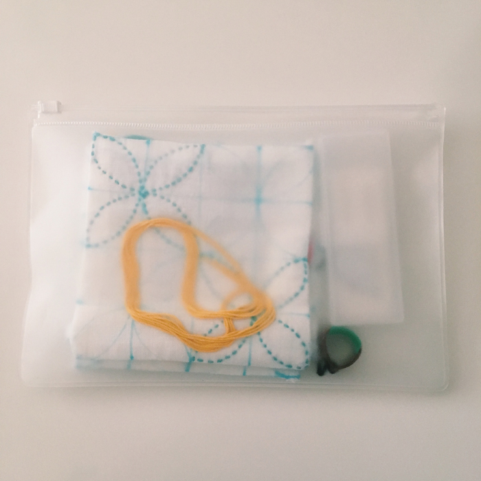 刺し子の道具はコンパクトにまとめて通勤カバンに入れています。