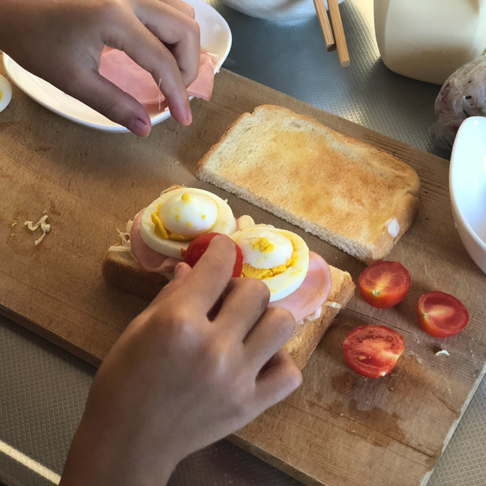 自分たちで、自由に作らせるお昼ご飯。思わず手が出そうになりますが、グッと我慢しています(笑)