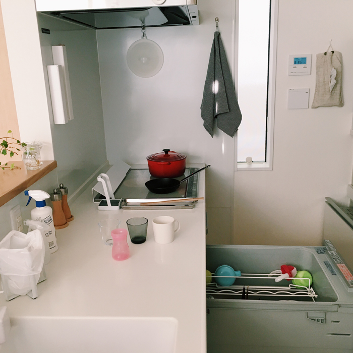 必要なお鍋を出し、食洗器の中の食器を片付けます。このときすぐに使う食器は食器棚にしまわずキッチンに並べていきます。