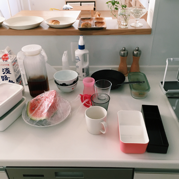 使用する食材、食器、お弁当箱などどんどん並べるので、キッチンはごっちゃごちゃになります。