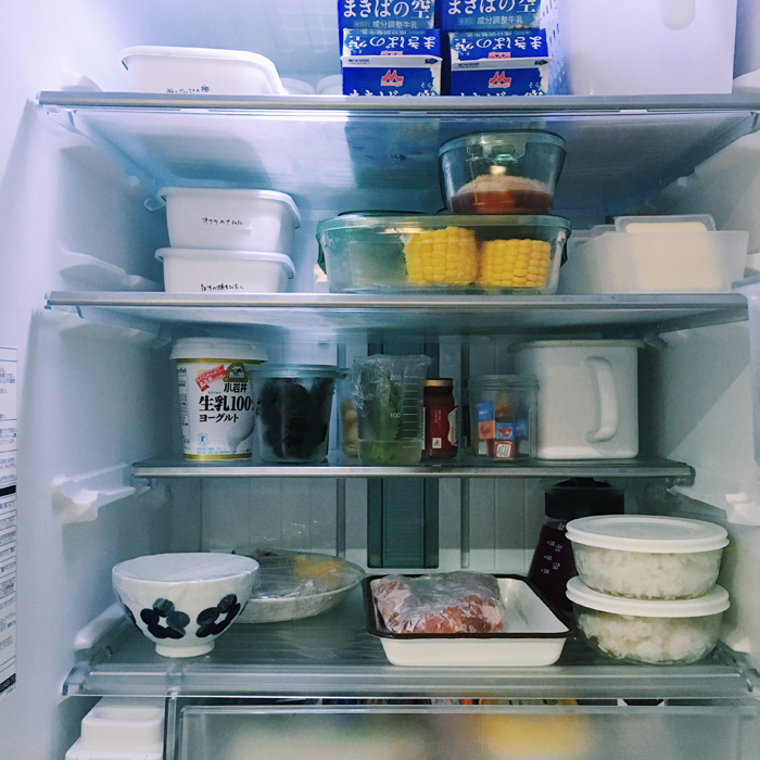 夫の分を冷蔵庫に入れつつ、明日の主菜用にお肉を解凍。