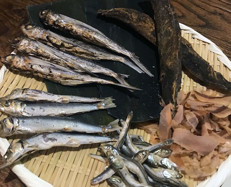 てっぺんのかつお節の左横にあるのが、あご節です