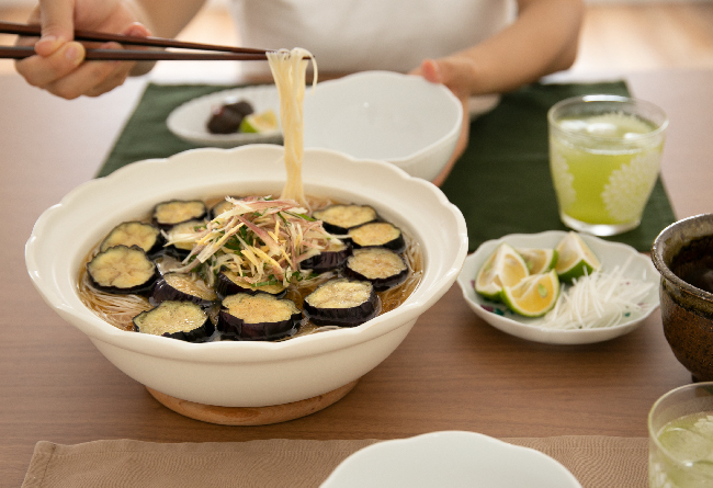 輪花土鍋 ホワイト 木蓋付き 8,640円(税込)