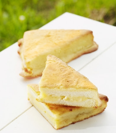 「つるさき食品」三角チーズパン(1個)181円 ※各日限定1,000個