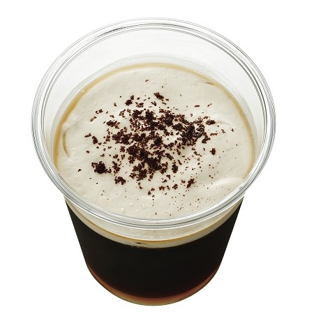 のどごしの良いコーヒーゼリーにミルク感のあるカフェラテムースを重ねています。仕上げに香りの良いコーヒーパウダーをトッピング。