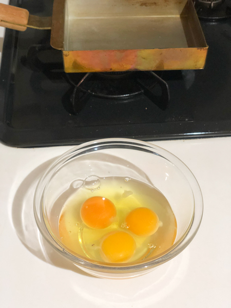 卵は3個。きび糖小さじ1、みりん少々、醤油少々、隠し味でかつおぶしをぱらっとひとつまみ