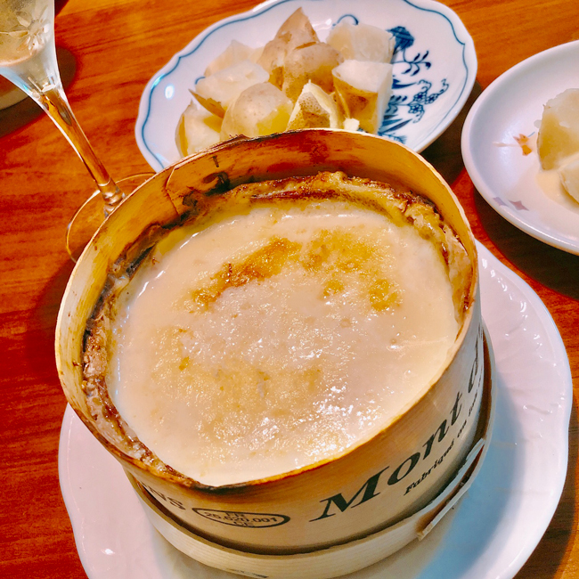 おもてなしにもピッタリなフォンドール。茹で野菜とバゲットを用意するだけなのにとっても喜ばれる、素晴らしい料理です