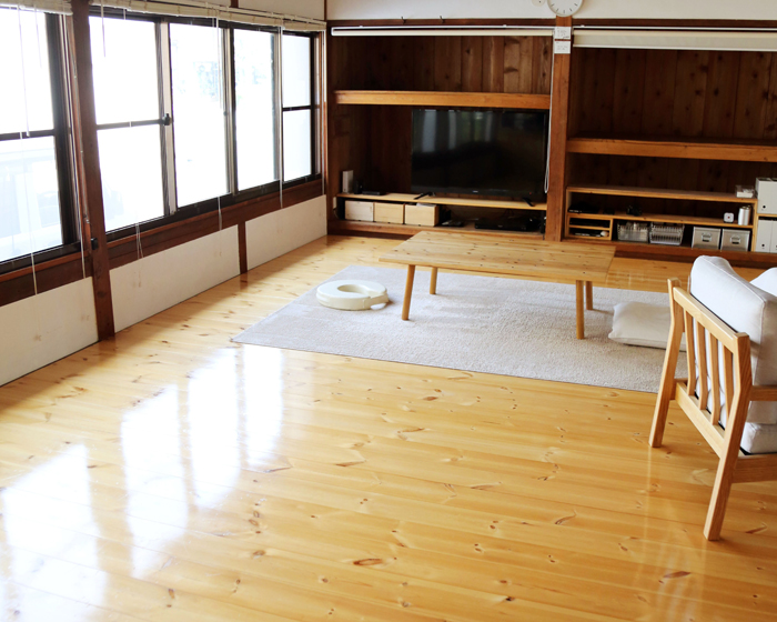 散らかりやすいリビング。私物は各人の部屋へ、書類も整理。そして、「散らかしてもOK!ただし、一日の最後に片付ける」をルール化