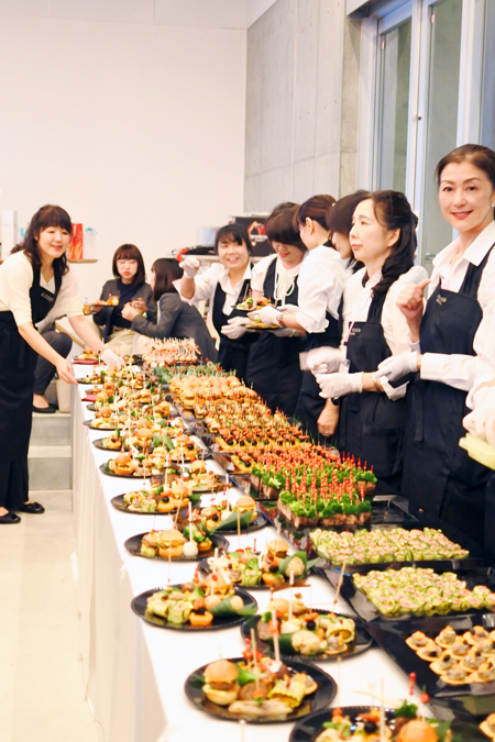 フィンガーフード協会の認定講師によるお料理。壮観です!