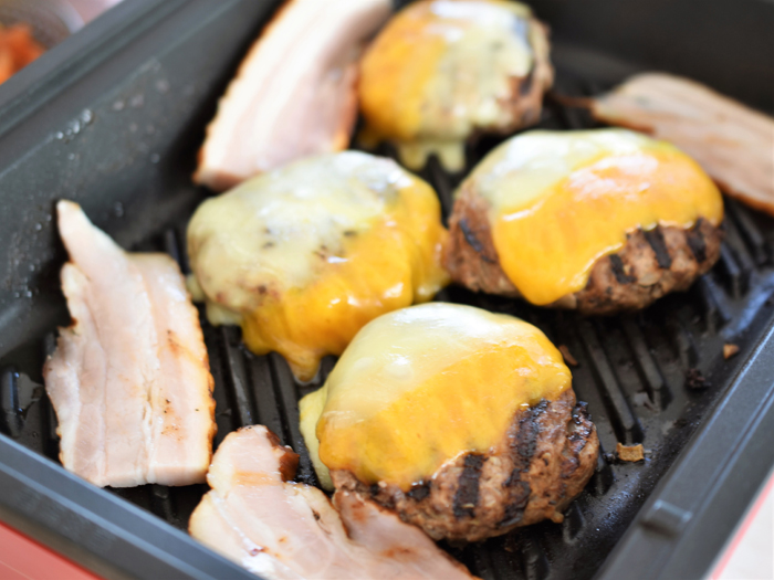 ホットプレートでベーコンやパンも一緒に焼いて、熱々のバーガーを