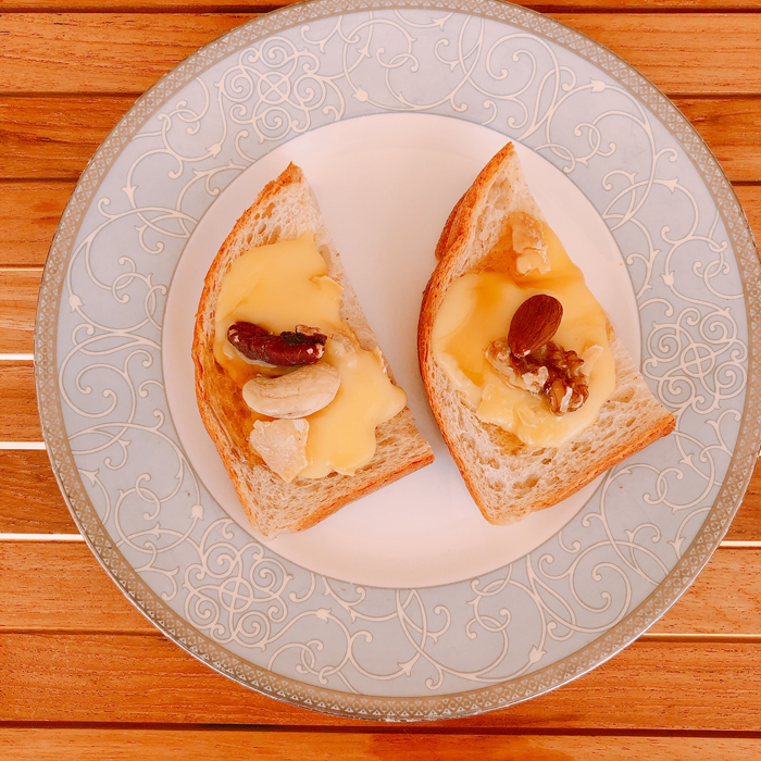 これが「森のチーズトースト」です。蜂蜜、ナッツ、モンドールの相性が抜群。紅茶と一緒にいただきました。