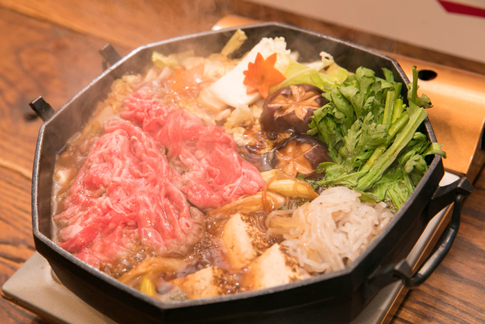 お肉から目が離せませんが、春菊や焼き豆腐もしっかり脇を固めます。